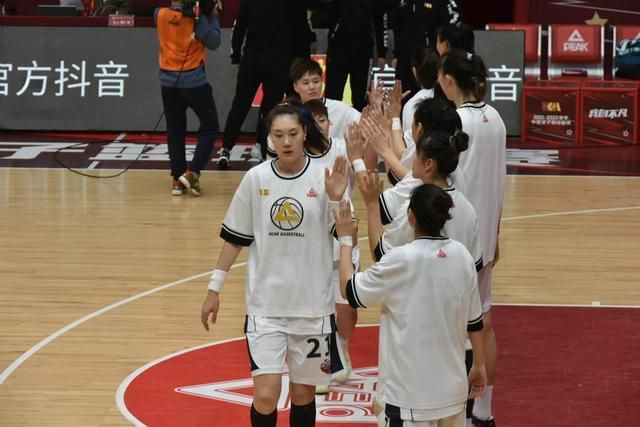 叶大师这是要提拔咱们秦家啊。
